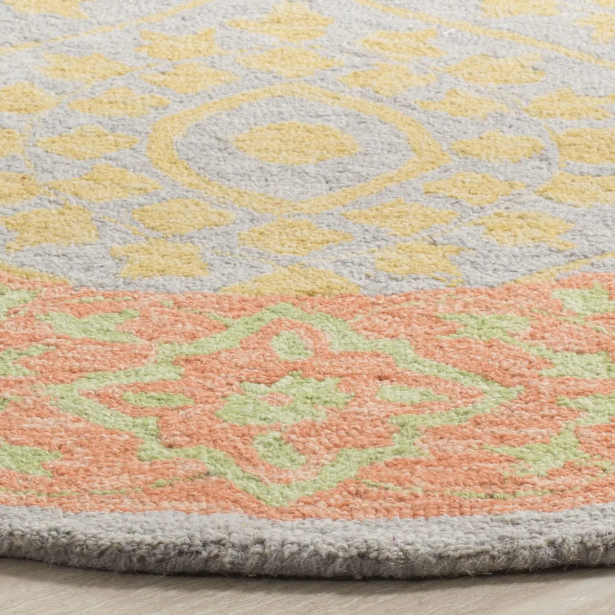 Safavieh Suzani 5'-0" x 5'-0" Rug in Orange / Silver
