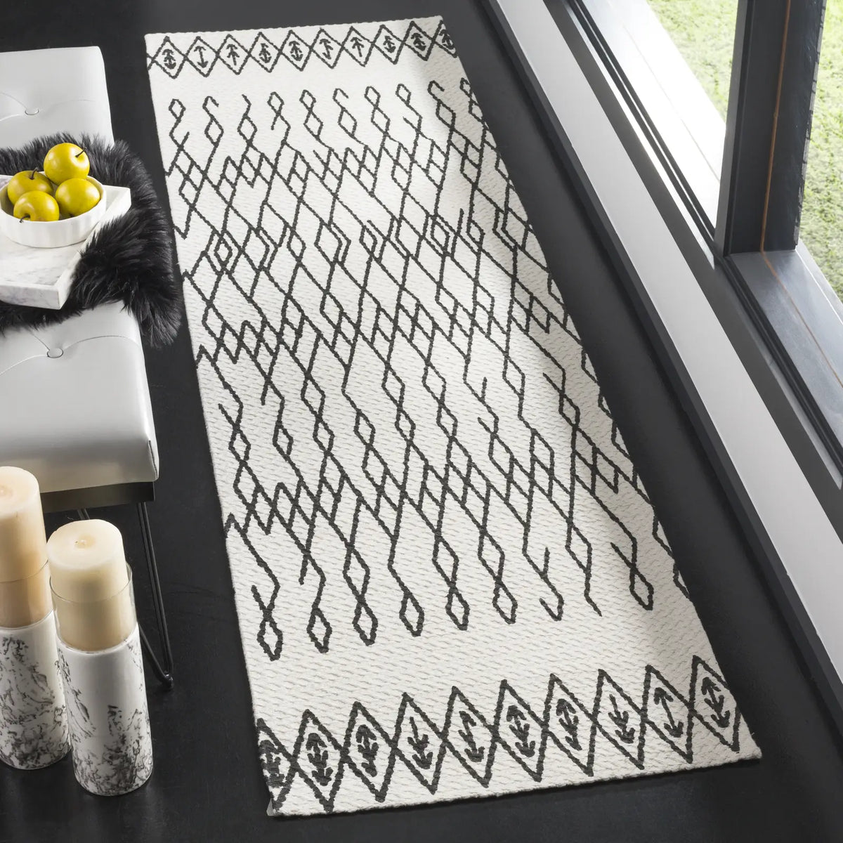 Safavieh Cedar Brook 2'-3" x 6'-0" Rug in Ivory / Black