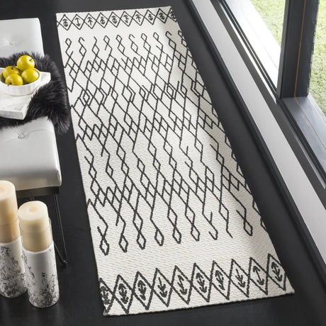 Safavieh Cedar Brook 2'-3" x 6'-0" Rug in Ivory / Black