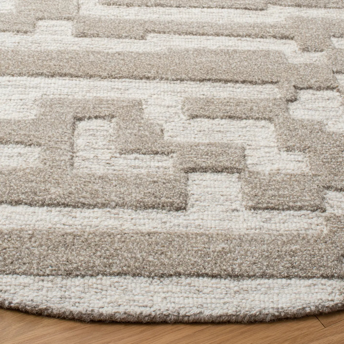 Safavieh Cambridge 6'-0" x 6'-0" Rug in Beige / Grey