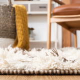 Safavieh Casablanca 4'-0" x 6'-0" Rug in Ivory / Taupe