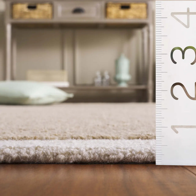 Safavieh Metro 4'-0" x 6'-0" Rug in Beige / Ivory