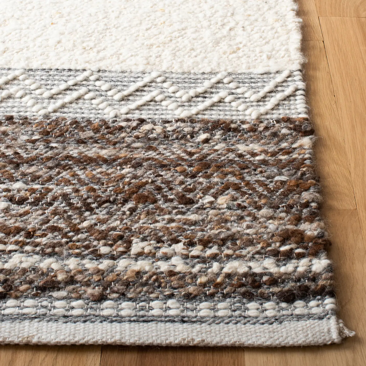 Safavieh Natura 4'-0" x 6'-0" Rug in Brown / Ivory