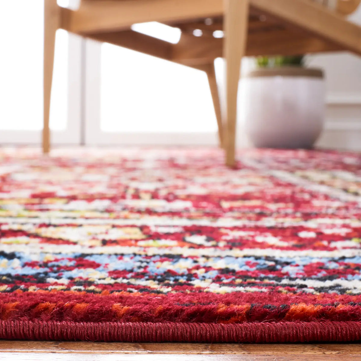 Safavieh Amsterdam 4'-0" x 6'-0" Rug in Red