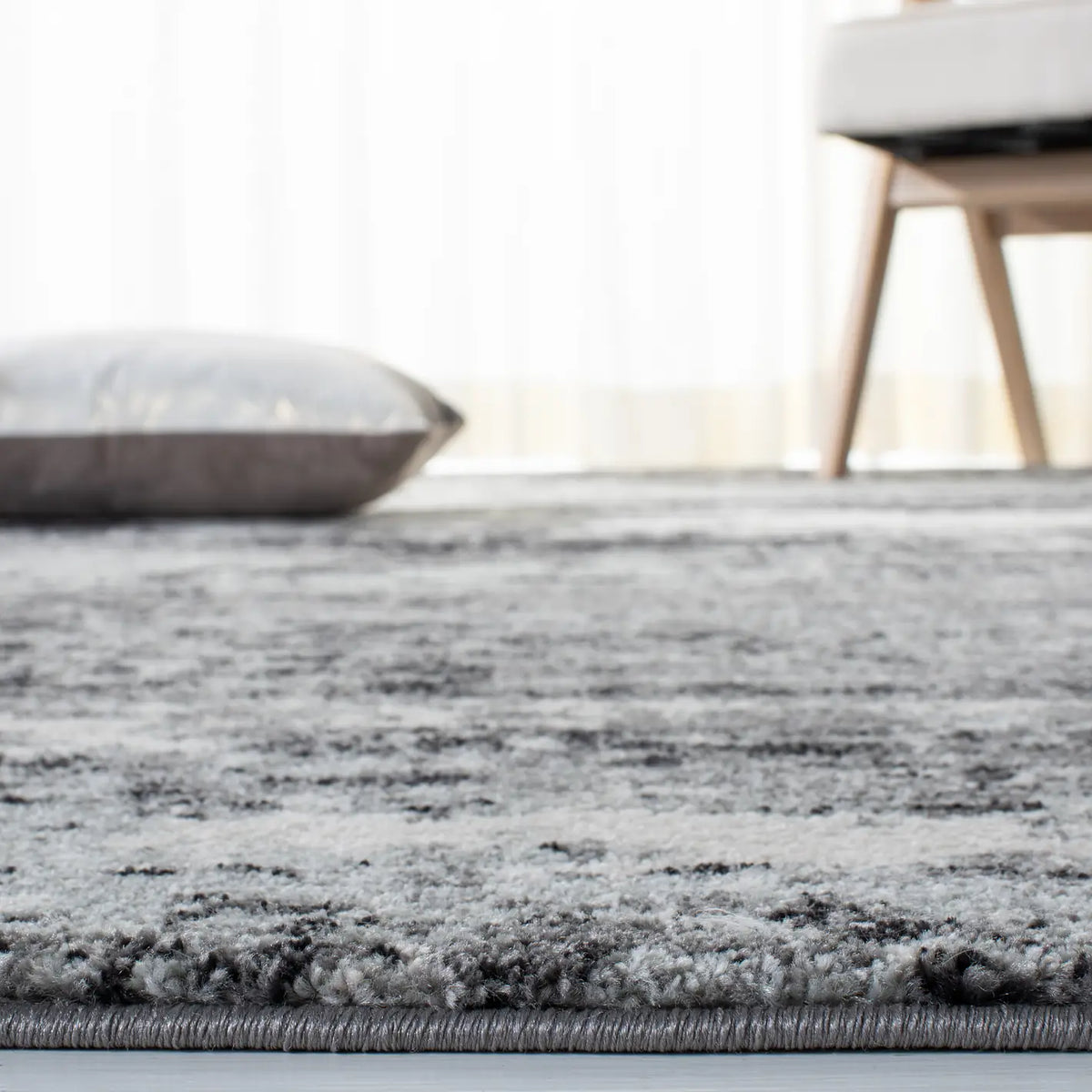Safavieh Evoke 4'-0" x 6'-0" Rug in Ivory / Dark Grey