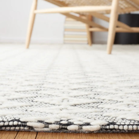 Safavieh Marbella 4'-0" x 6'-0" Rug in Ivory / Black
