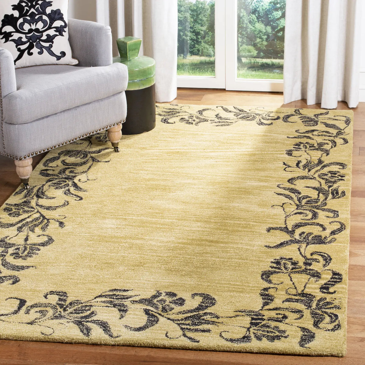 Safavieh Soho 3'-6" x 5'-6" Rug in Gold / Black