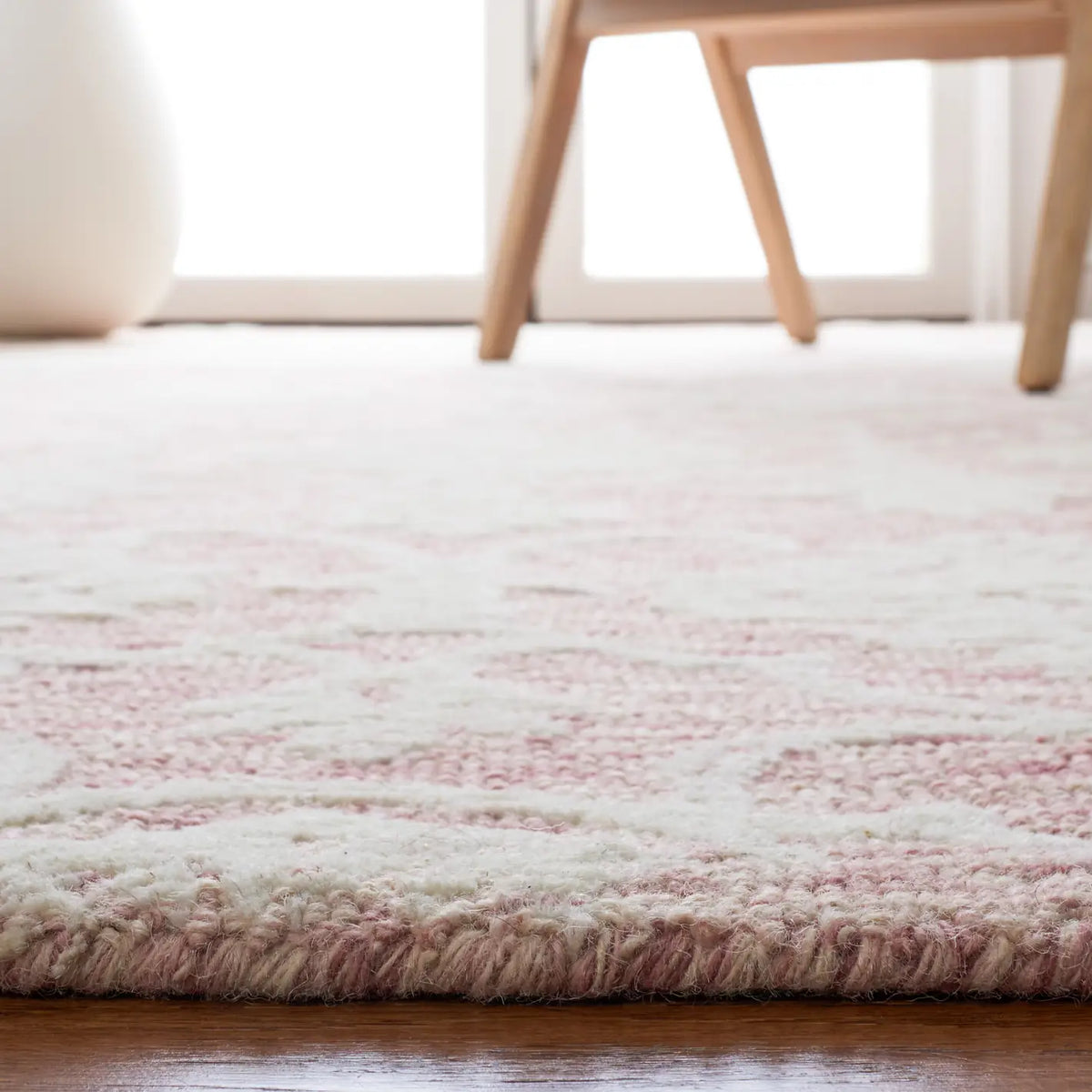 Safavieh Metro 4'-0" x 6'-0" Rug in Pink / Ivory