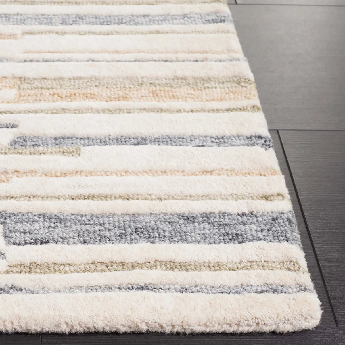 Safavieh Fifth Avenue 4'-0" x 6'-0" Rug in Ivory / Beige