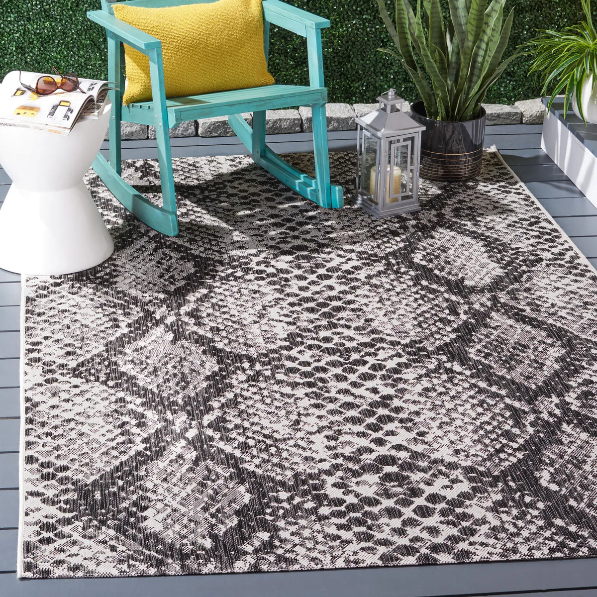 Safavieh Courtyard 4'-5" x 6'-5" Rug in Grey / Black