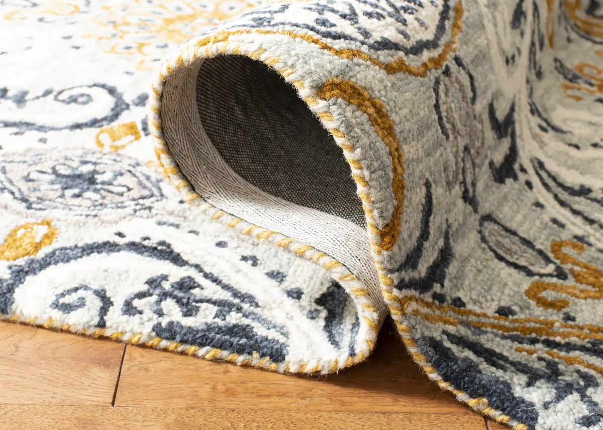 Safavieh Suzani 5'-0" x 8'-0" Rug in Light Green / Ivory