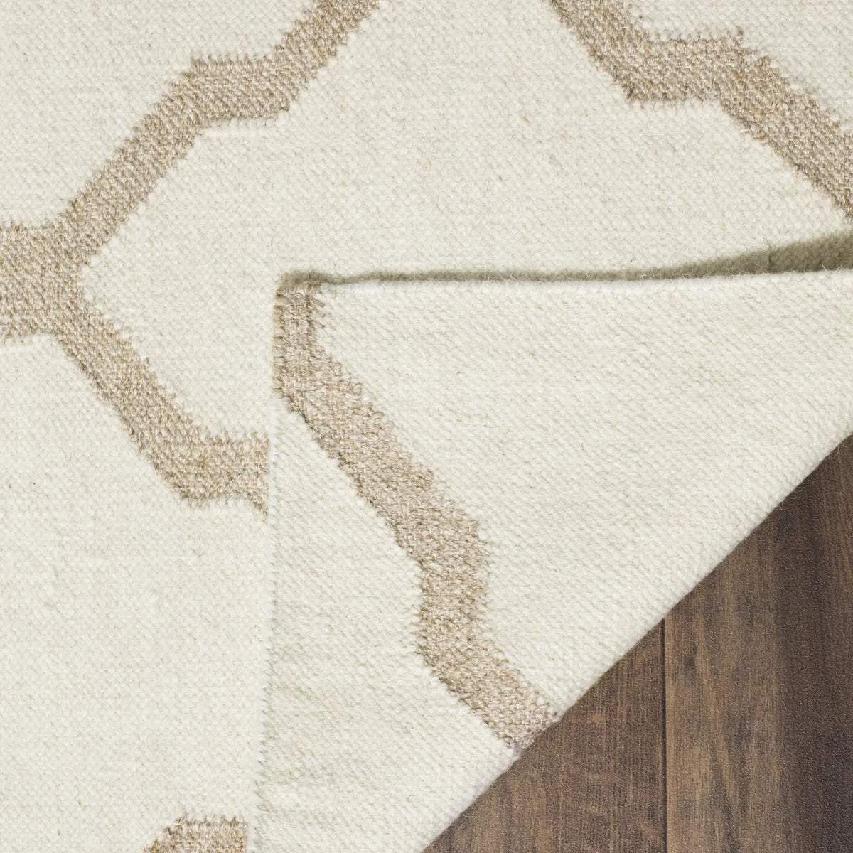 Safavieh Dhurries 4'-0" x 6'-0" Rug in Ivory / Camel