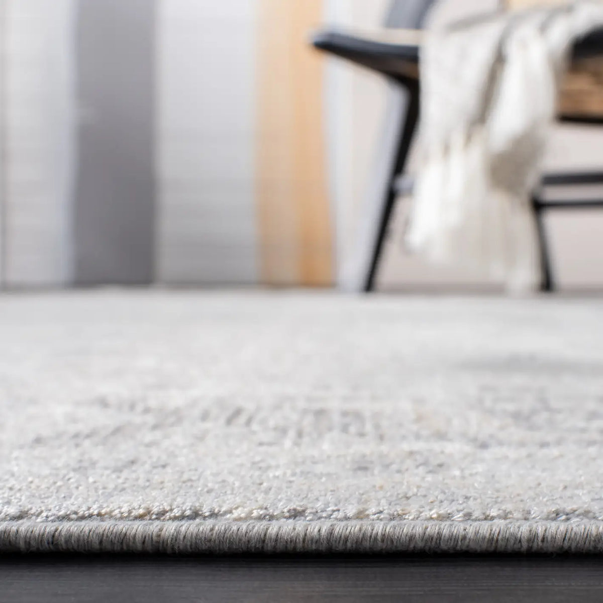 Safavieh Dream 4'-0" x 6'-0" Rug in Grey / Ivory