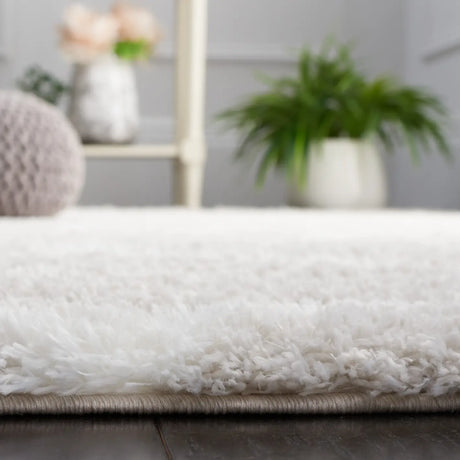 Safavieh Tahoe Shag 4'-0" x 6'-0" Rug in Silver / White