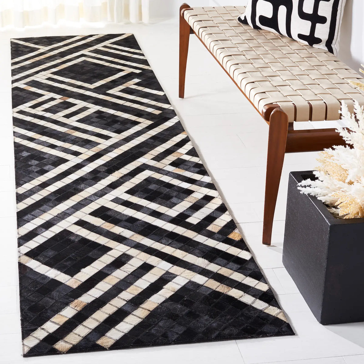 Safavieh Studio Leather 2'-3" x 9'-0" Rug in Black / Ivory