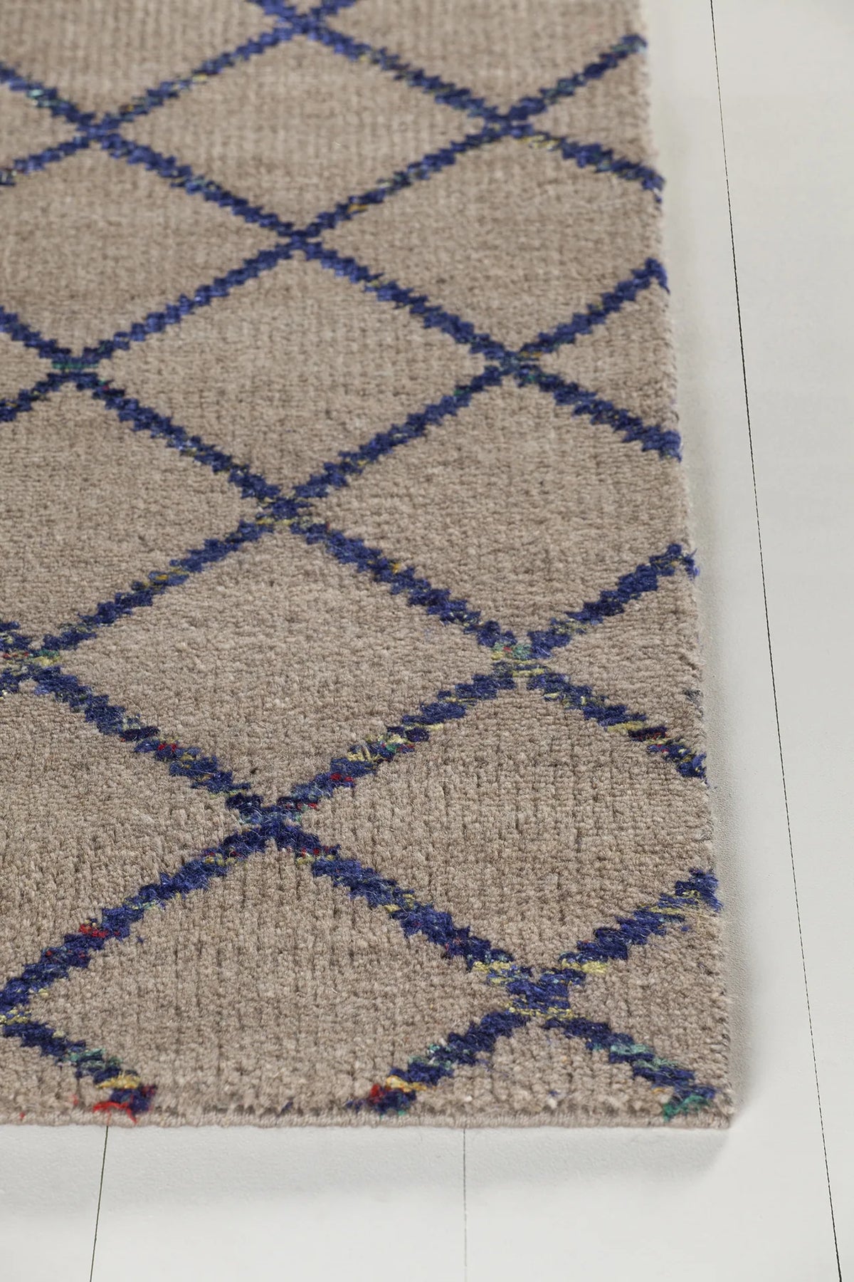 Chandra Aarushi AAR-44000 Tan and Blue rug, corner detail