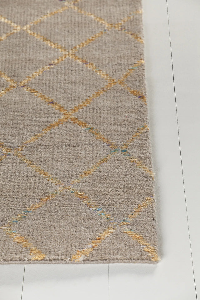 Chandra Aarushi AAR-44001 Tan and Gold rug, corner detail