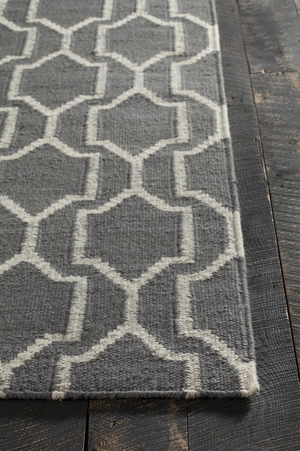 Chandra Dacio DAC-34600 Grey and White rug, corner detail