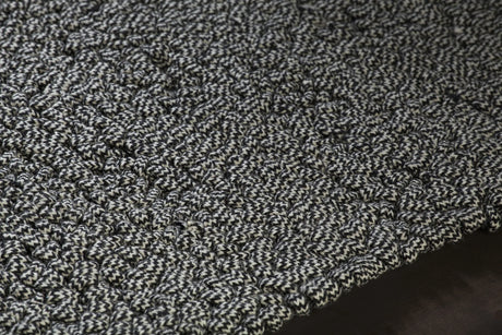 Chandra Evelyn EVE-38600 Black rug, side detail view