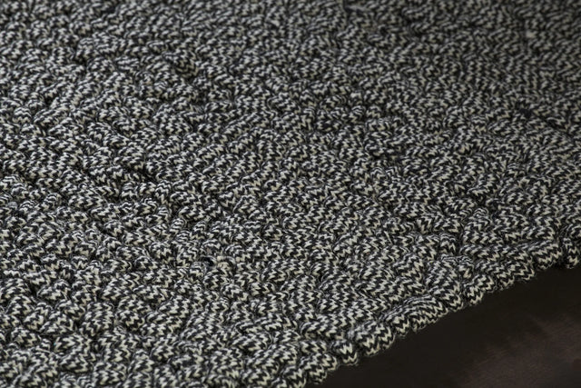 Chandra Evelyn EVE-38600 Black rug, side detail view