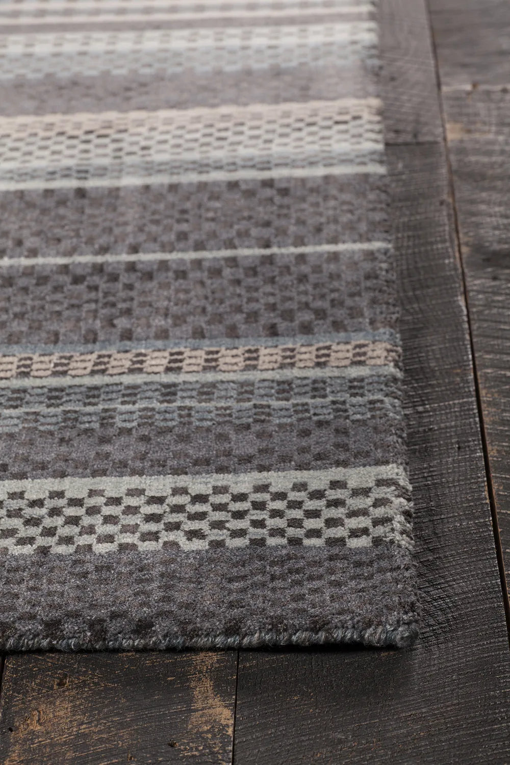 Chandra Evora EVO-33400 Black and Grey rug, corner detail