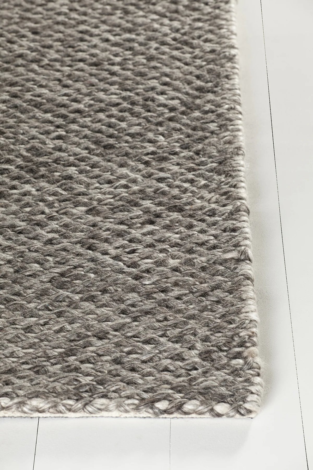 Chandra Ira IRA-44502 Dark Grey rug, corner detail