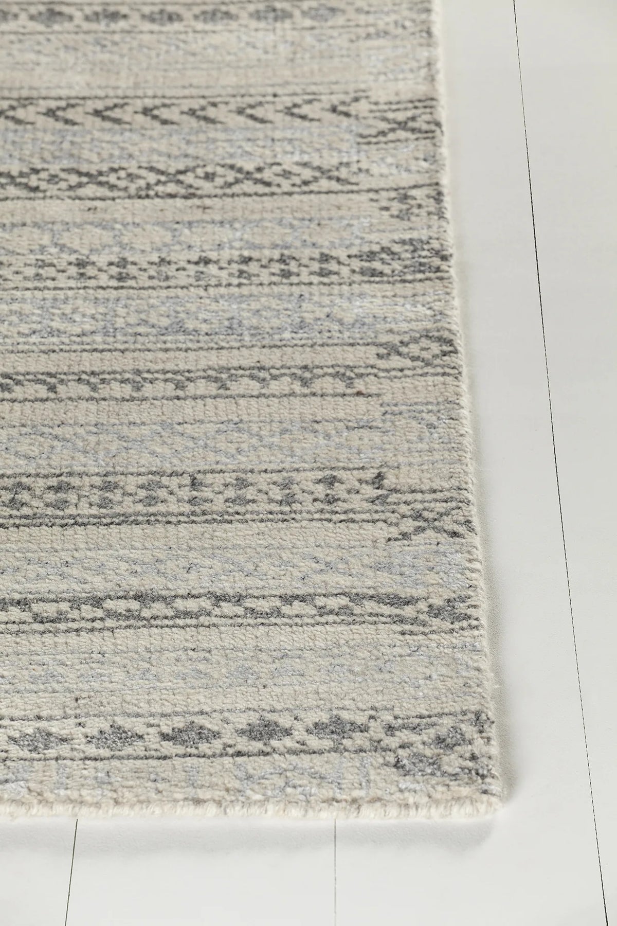 Chandra Isla ISL-44201 White and Grey rug, corner detail