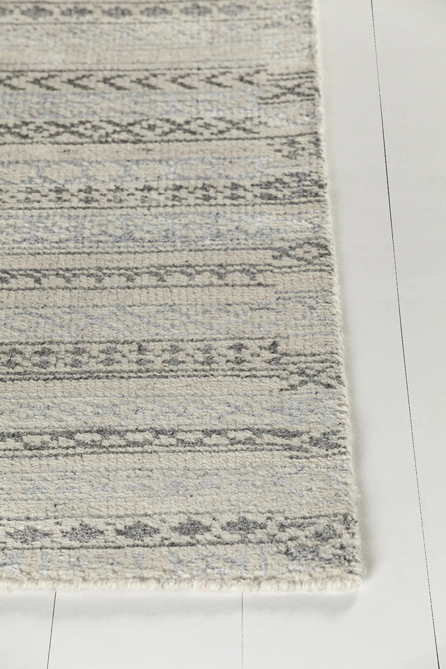 Chandra Isla ISL-44201 White and Grey rug, corner detail