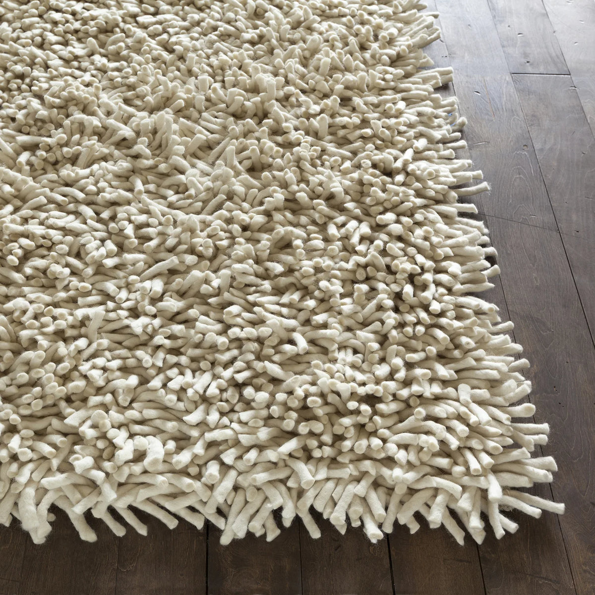 Chandra Montaro MON-20400 White rug, corner detail