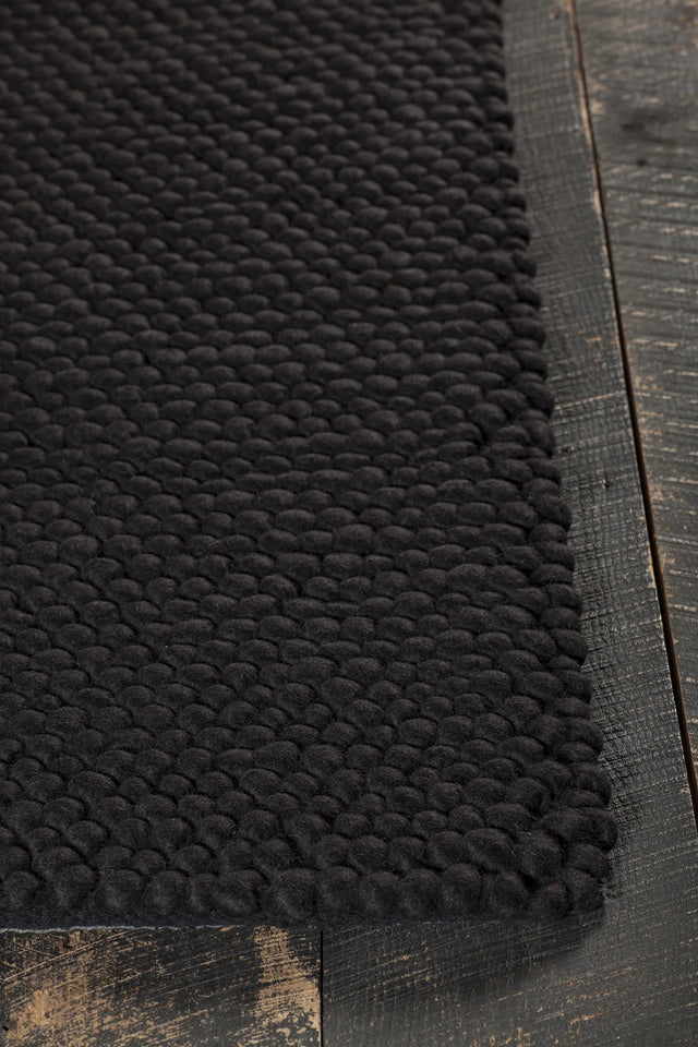 Chandra Quina QUI-42902 Black rug, corner detail