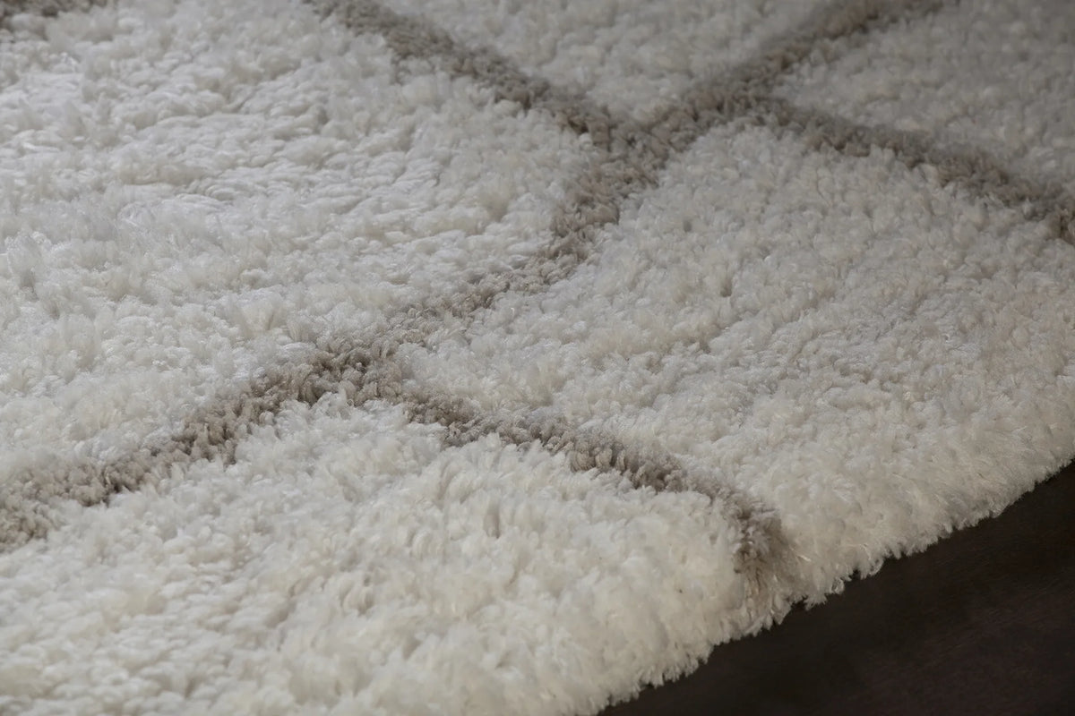 Chandra Zoya ZOY-45800 White and Silver rug, side detail view