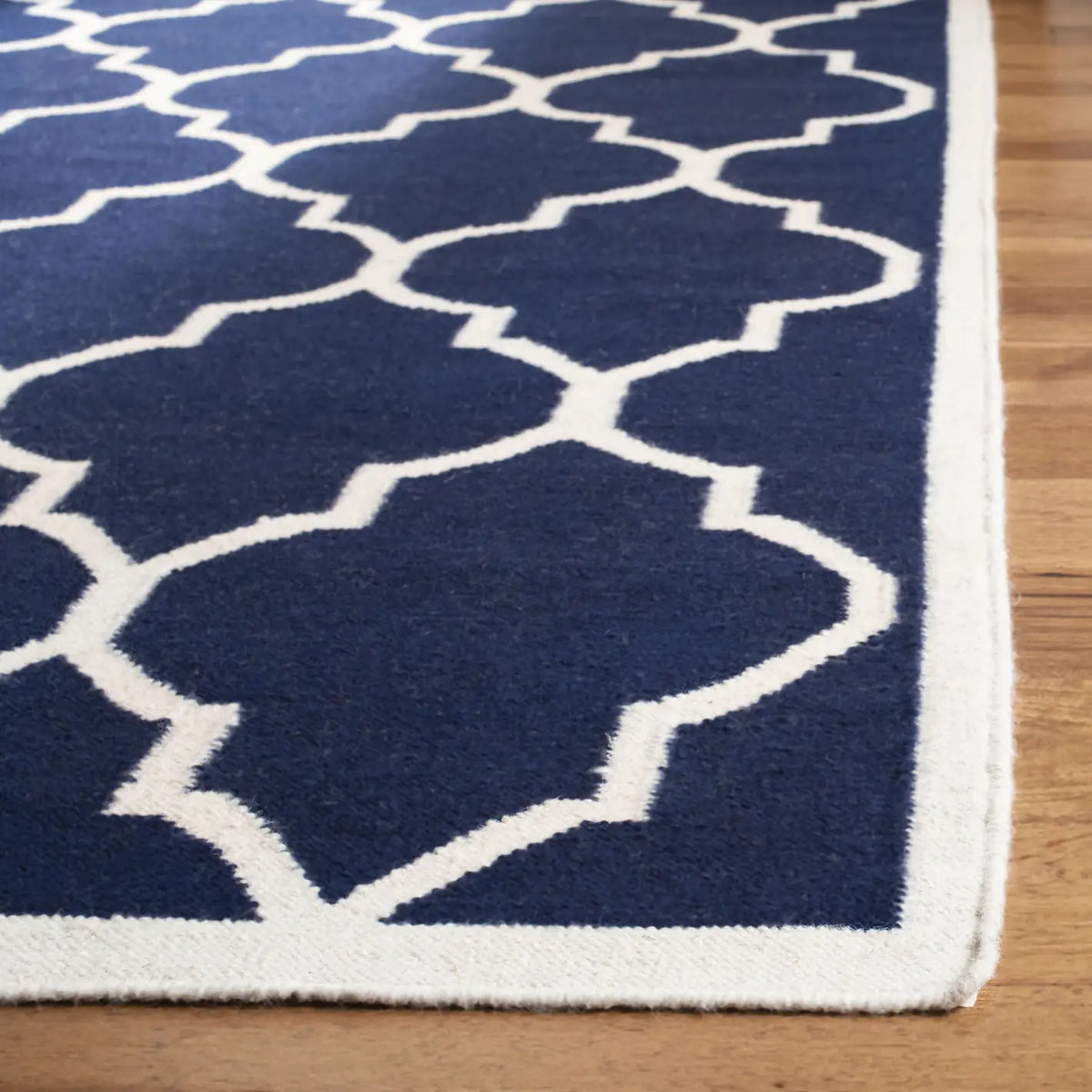 Safavieh Dhurries 4'-0" x 6'-0" Rug in Navy / Ivory
