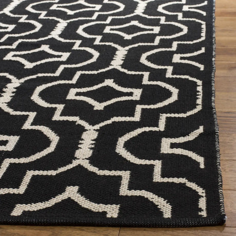 Safavieh Montauk 4'-0" x 6'-0" Rug in Black / Ivory