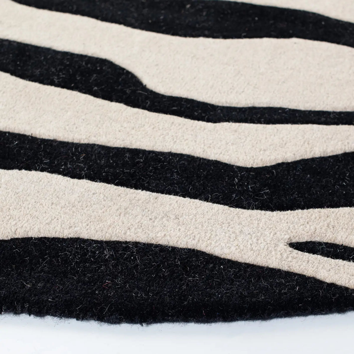 Safavieh Soho 6'-0" x 6'-0" Rug in Beige / Black