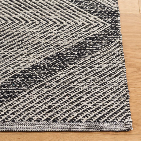 Safavieh Montauk 4'-0" x 6'-0" Rug in Black