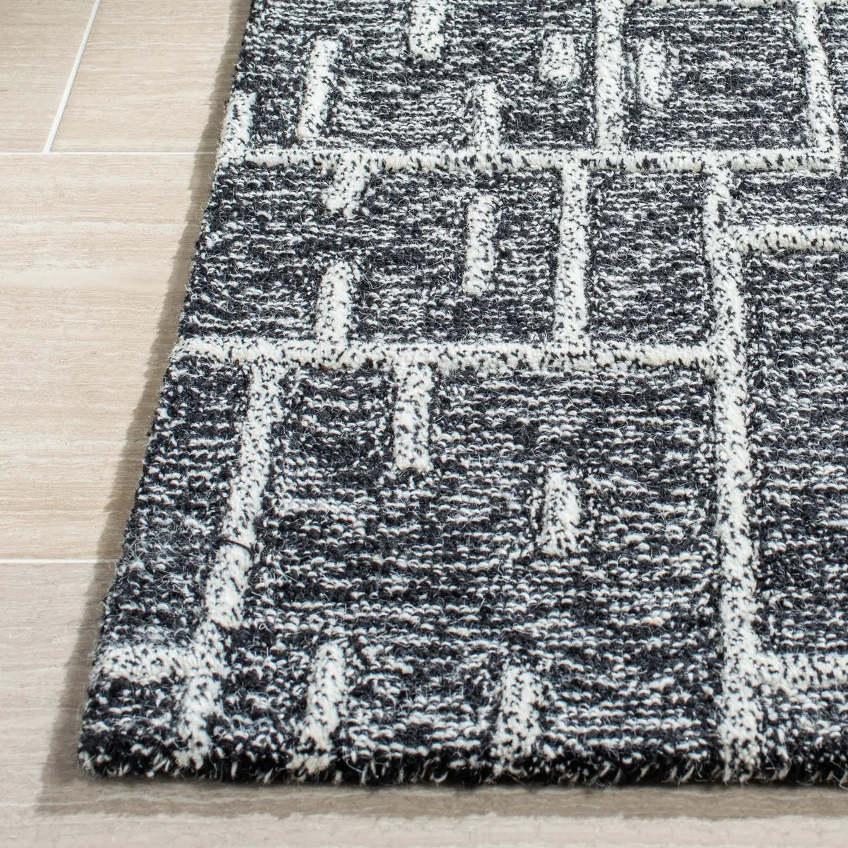 Safavieh Cambridge 4'-0" x 6'-0" Rug in Black / Ivory