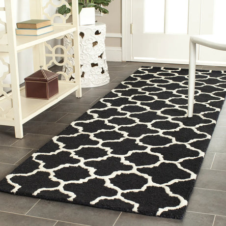 Safavieh Cambridge 2'-6" x 10'-0" Rug in Black / Ivory