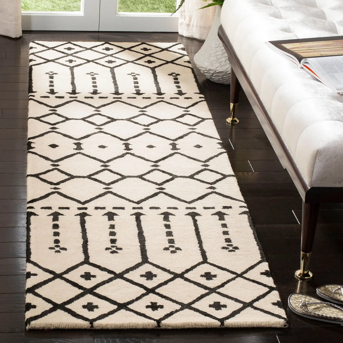 Safavieh Himalaya 2'-3" x 10'-0" Rug in Ivory / Black