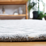 Safavieh Capri 4'-0" x 6'-0" Rug in Ivory / Grey