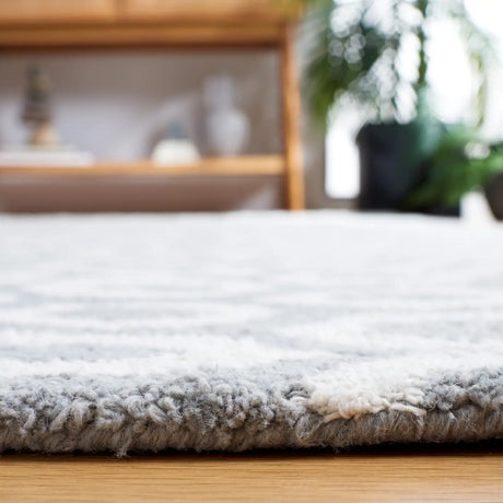 Safavieh Capri 4'-0" x 6'-0" Rug in Ivory / Grey