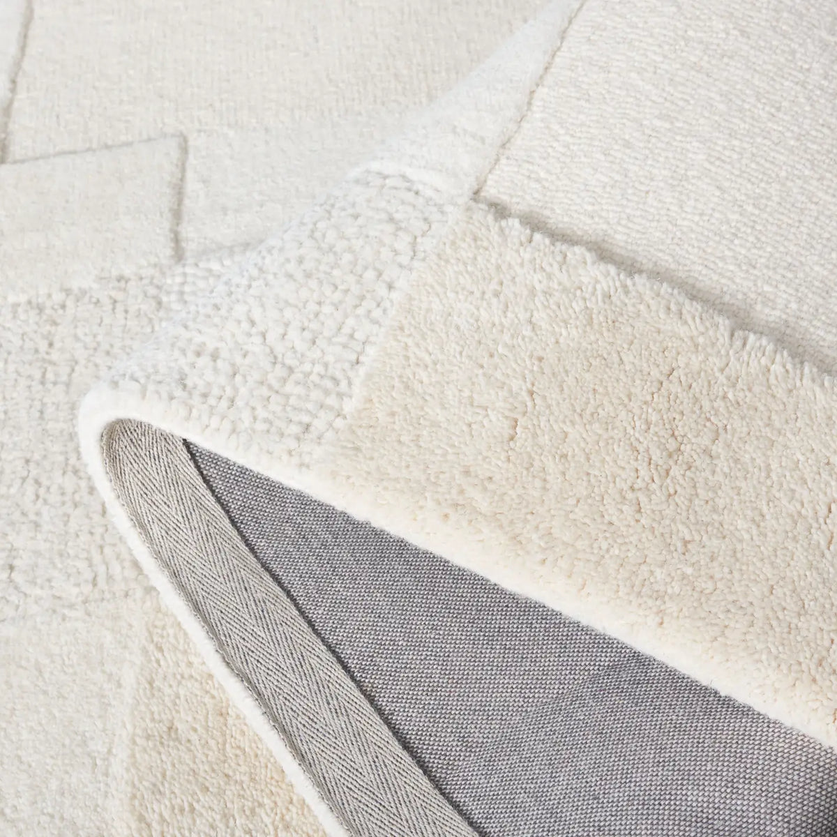 Safavieh Manhattan 4'-0" x 6'-0" Rug in Ivory / Beige