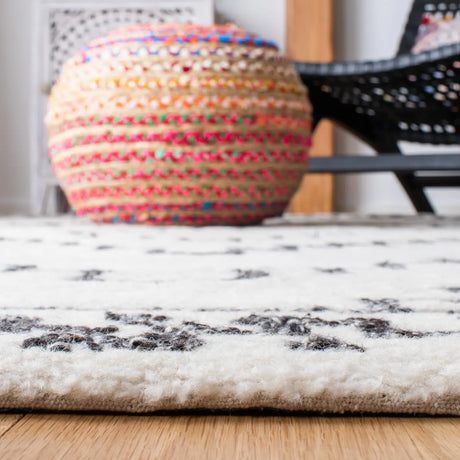 Safavieh Casablanca 4'-0" x 6'-0" Rug in Ivory / Black