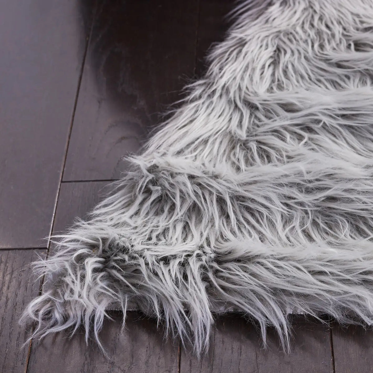 Safavieh Faux Sheep Skin 5'-0" x 8'-0" Rug in Light Grey