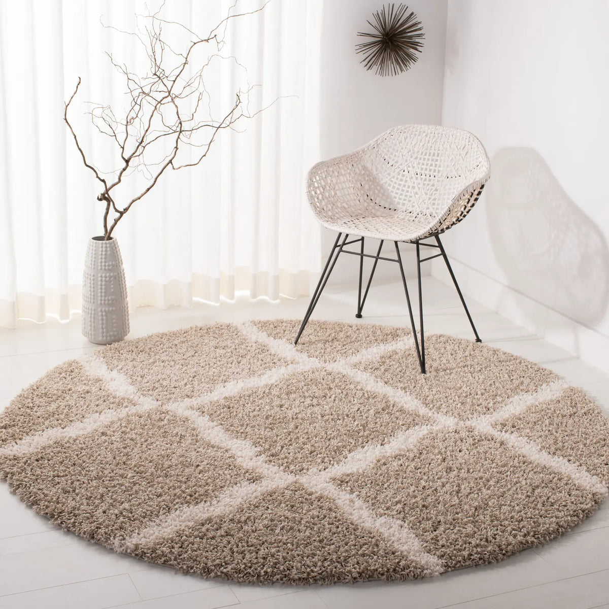 Safavieh Sgd-Dallas Shag 6'-0" x 6'-0" Rug in Beige / Ivory
