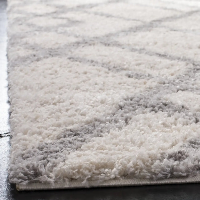 Safavieh Berber Shag 200 5'-3" x 7'-6" Rug in Cream / Grey