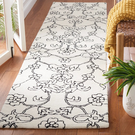 Safavieh Fifth Avenue 2'-3" x 9'-0" Rug in Ivory / Black