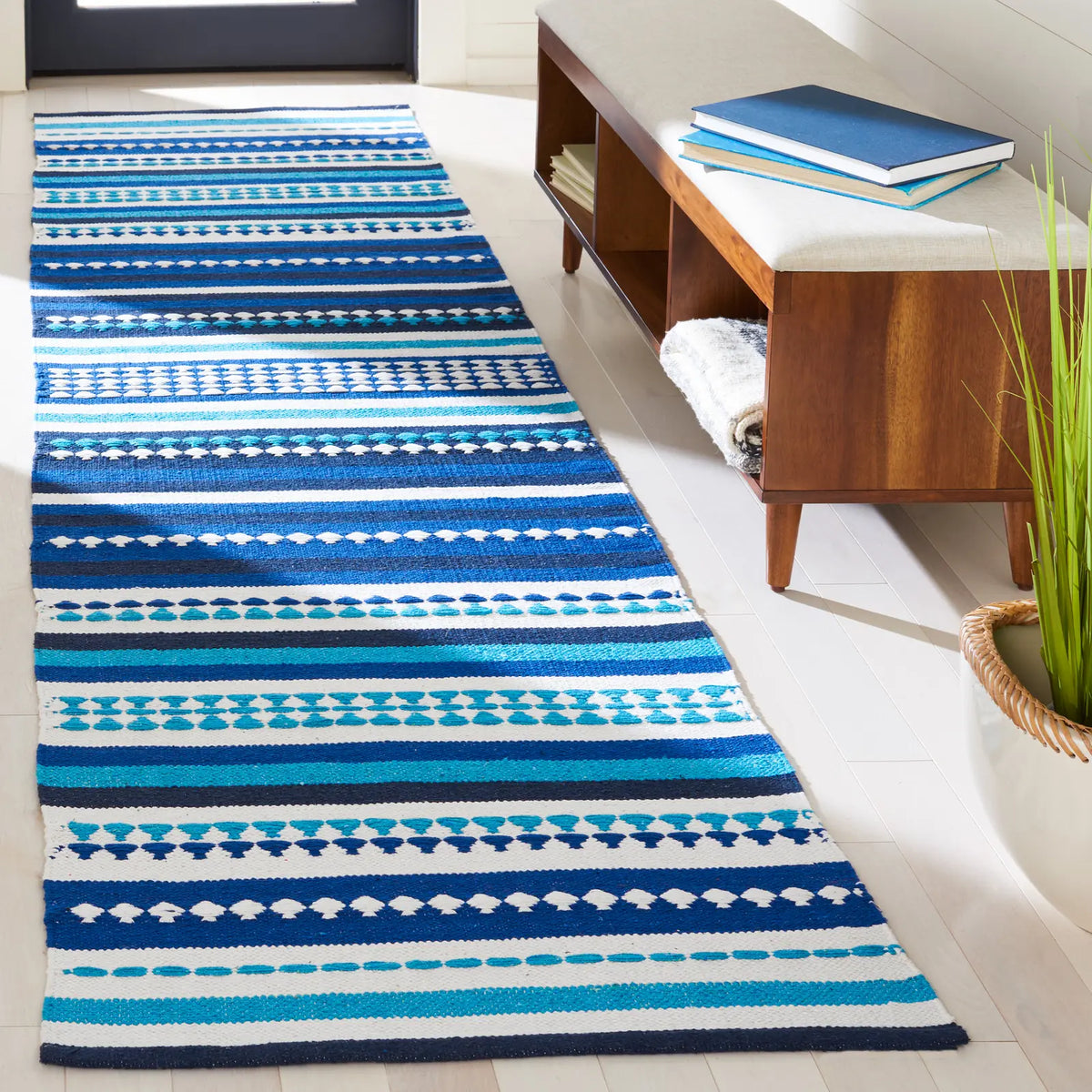 Safavieh Montauk 2'-3" x 9'-0" Rug in Blue / Ivory