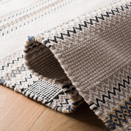 Safavieh Montauk 4'-0" x 6'-0" Rug in Blue / Beige