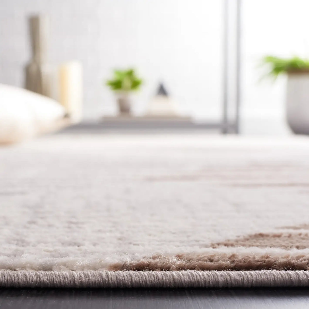 Safavieh Palma 4'-0" x 6'-0" Rug in Beige / Light Grey