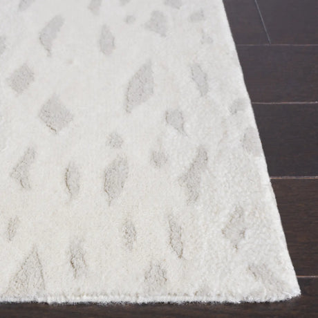 Safavieh Tibetan 4'-0" x 6'-0" Rug in Ivory / Beige